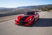 2016-Dodge-Viper-ACR-front-three-quarter-in-motion-02